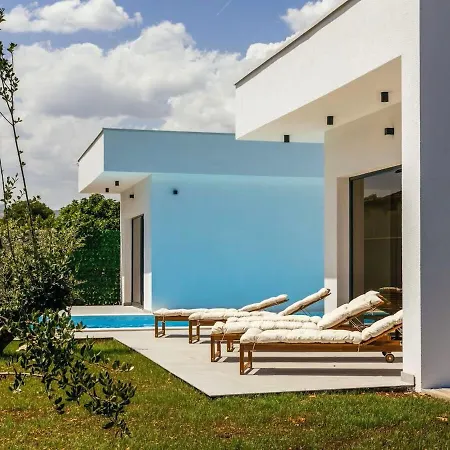 Aura With Heated Pool Villa