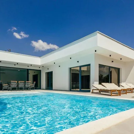 Aura With Heated Pool Donji Proložac