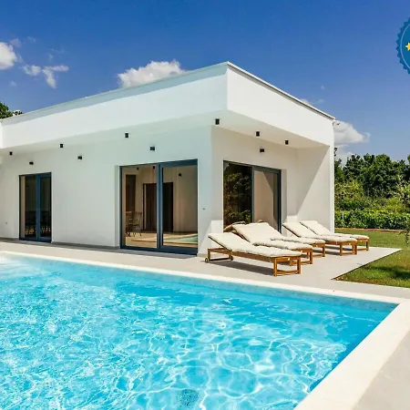 Villa Aura With Heated Pool Donji Proložac