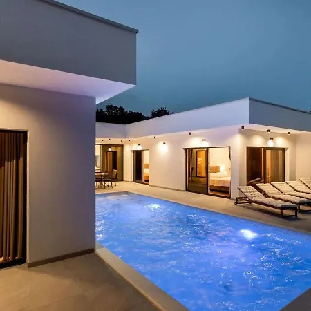 Aura With Heated Pool 빌라 *