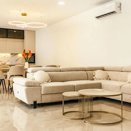 Aura With Heated Pool *