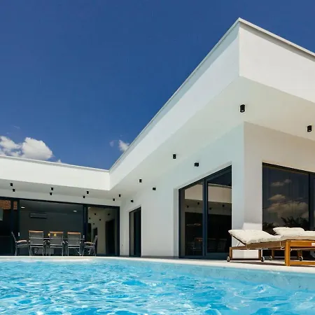 Villa Aura With Heated Pool *