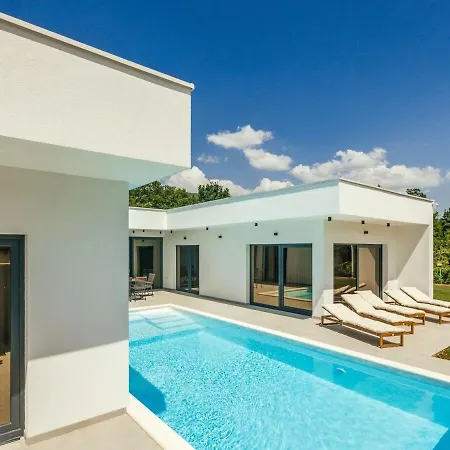Aura With Heated Pool Villa *