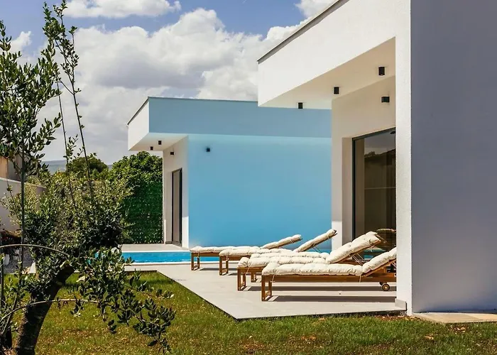 Aura With Heated Pool Villa